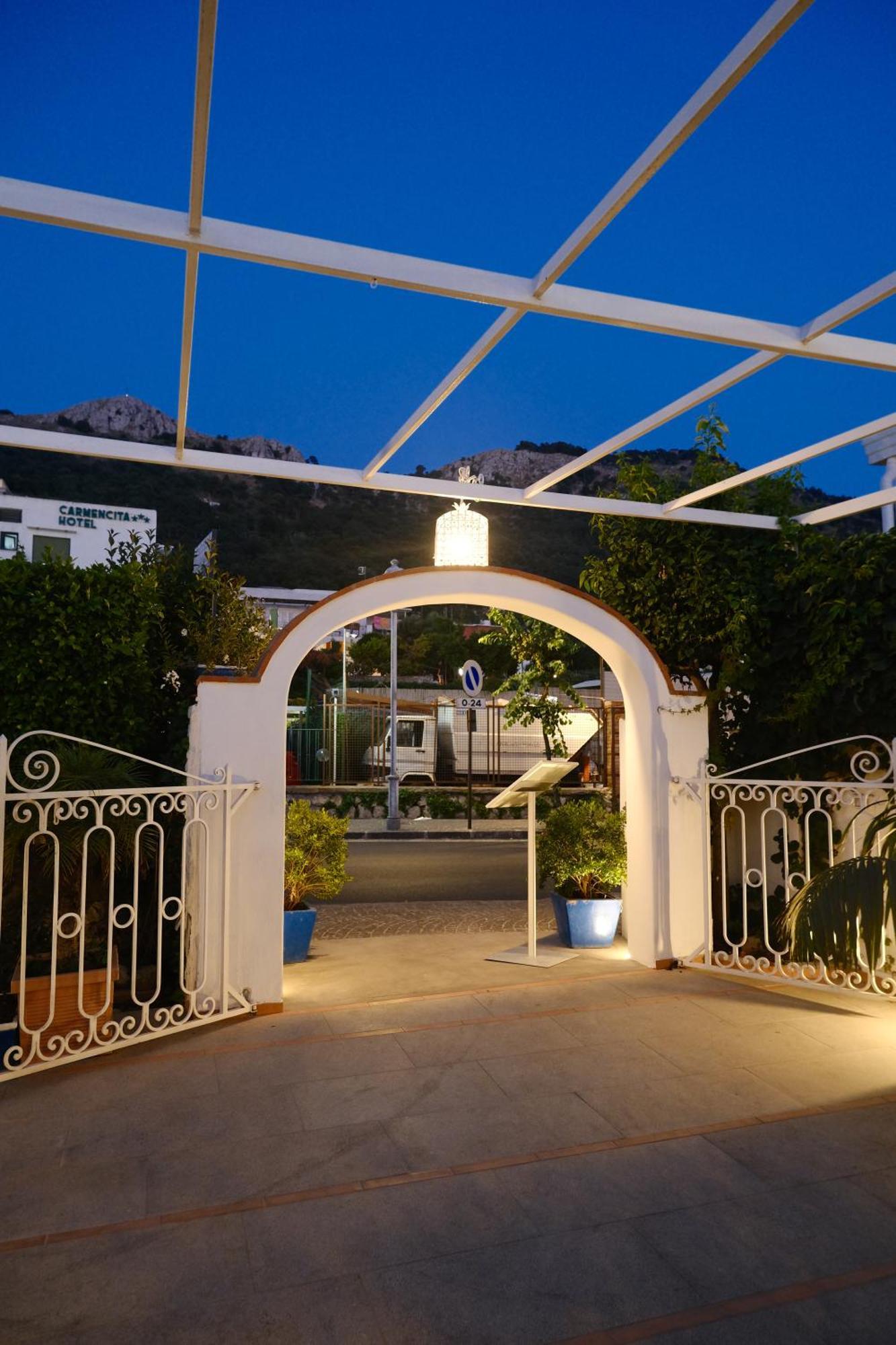 La Rondinella Suite 阿纳卡普里 外观 照片